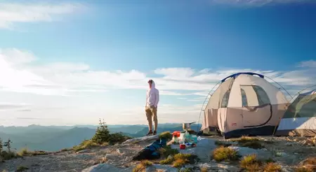 Perlengkapan Luar Ruangan: Tenda, peralatan berkemah, aksesori hiking, dan peralatan bertahan hidup.
